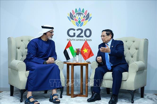 Thủ tướng Phạm Minh Ch&iacute;nh gặp Ho&agrave;ng Th&aacute;i tử Abu Dhabi thuộc C&aacute;c Tiểu vương quốc Ả Rập Thống nhất (UAE) Khaled bin Mohamed bin Zayed Al Nahyan. Ảnh: Dương Giang/TTXVN