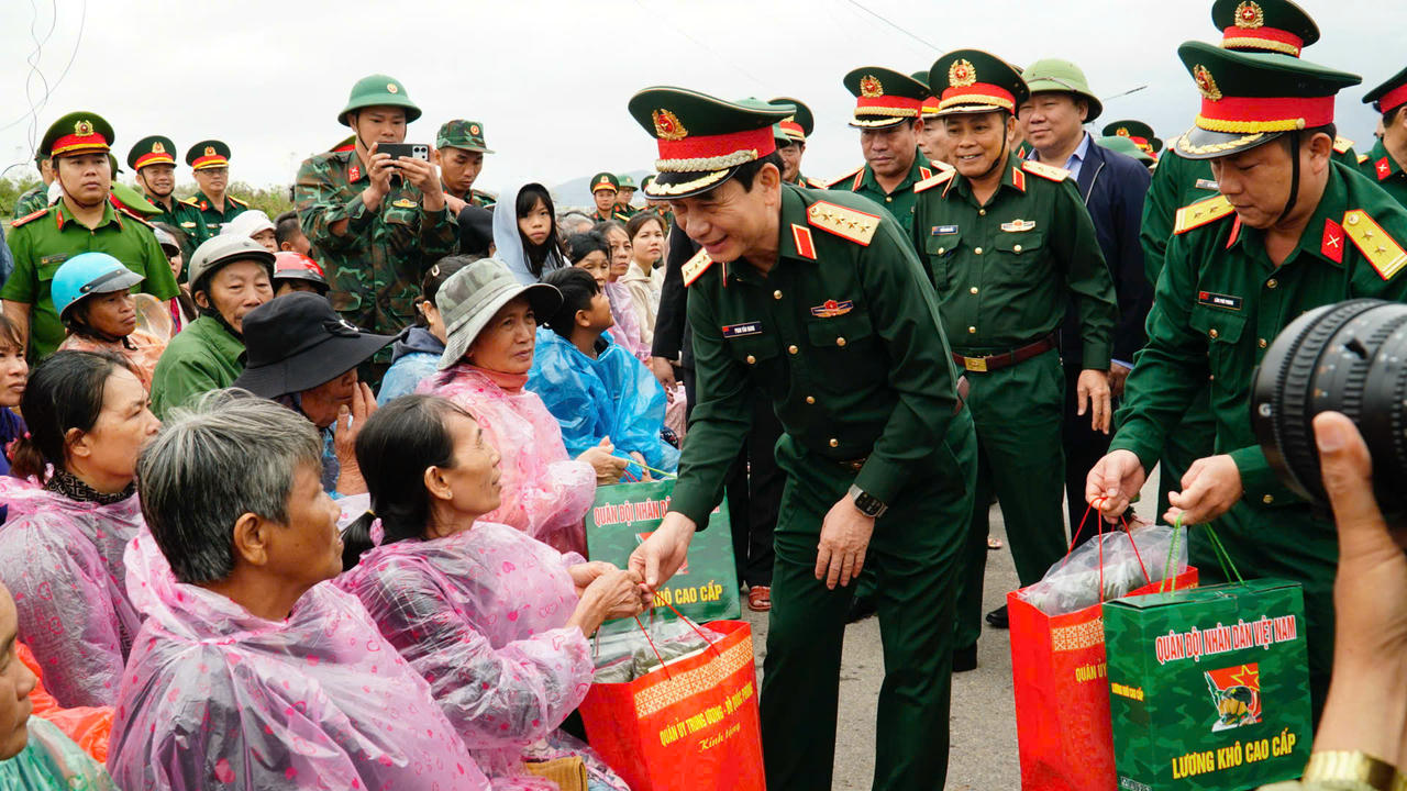 Đại tướng Phan Văn Giang thăm, tặng qu&agrave; nh&acirc;n d&acirc;n v&ugrave;ng 'rốn lũ' tỉnh Gia Lai