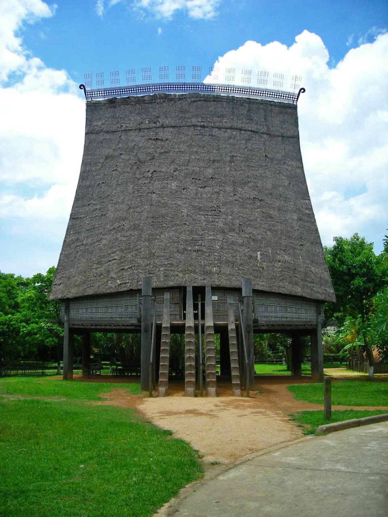 Kiến tr&uacute;c nh&agrave; r&ocirc;ng tại Bảo t&agrave;ng D&acirc;n tộc học Việt Nam.  (Ảnh trong b&agrave;i: BTDTHVN)