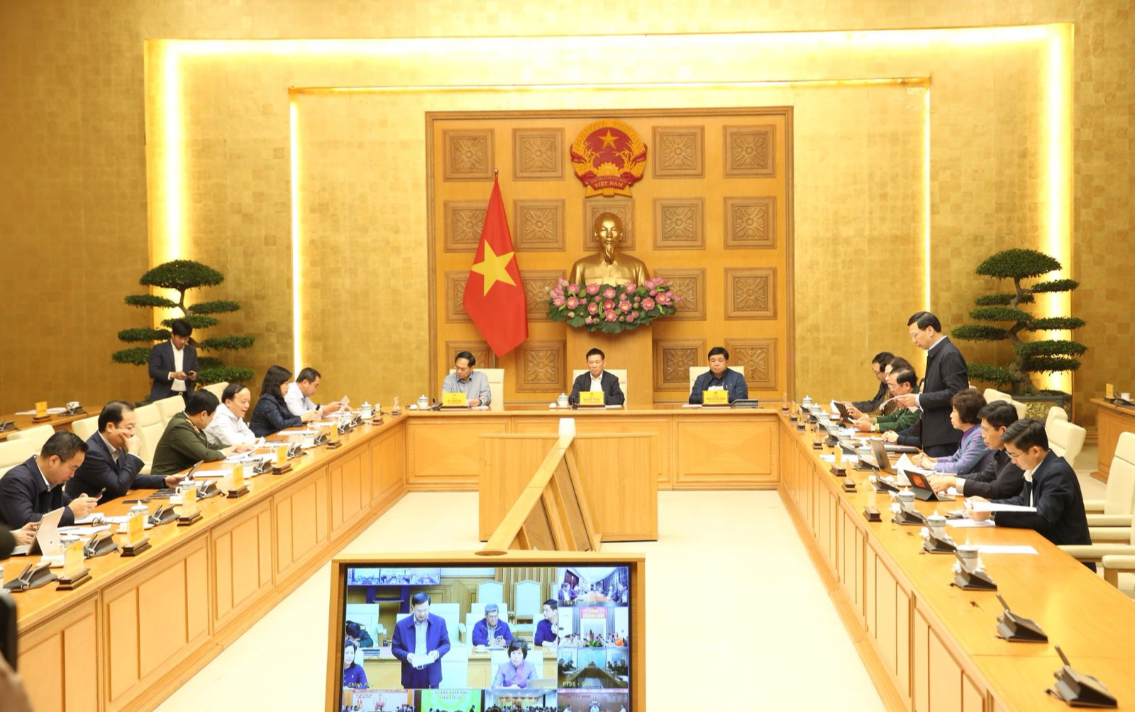 C&aacute;c Ph&oacute; Thủ tướng Ch&iacute;nh phủ, l&atilde;nh đạo c&aacute;c bộ, ng&agrave;nh, địa phương, cơ quan, Ban Chỉ đạo Ph&ograve;ng thủ d&acirc;n sự Quốc gia tham dự cuộc họp tại điểm cầu trụ sở Ch&iacute;nh phủ - Ảnh: VGP/Nguyễn Ho&agrave;ng