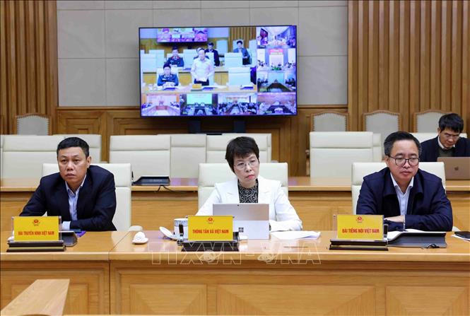 C&aacute;c th&agrave;nh vi&ecirc;n Ban chỉ đạo Ph&ograve;ng thủ d&acirc;n sự quốc gia tham dự cuộc họp trực tuyến tại điểm cầu Ch&iacute;nh phủ. Ảnh: Phạm Ki&ecirc;n/TTXVN