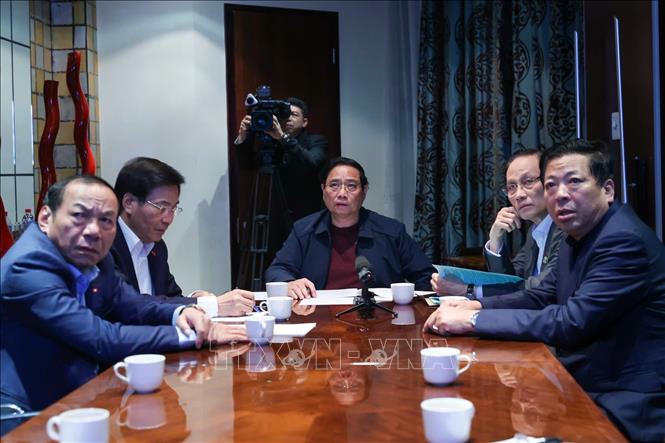 Thủ tướng Phạm Minh Ch&iacute;nh chủ tr&igrave; họp trực tuyến từ Nam Phi, chỉ đạo khắc phục hậu quả mưa lũ. Ảnh: Dương Giang/TTXVN