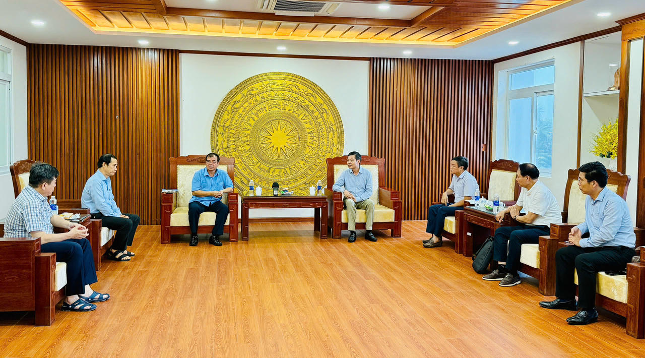 Tại buổi l&agrave;m việc,&amp;amp;nbsp;Ph&oacute; Chủ tịch UBND TP Hải Ph&ograve;ng Nguyễn Minh H&ugrave;ng đề nghị c&aacute;c sở, ng&agrave;nh TP tổng hợp những kh&oacute; khăn, đề xuất của tỉnh Đắk Lắk để x&acirc;y dựng kế hoạch hỗ trợ theo từng lĩnh vực.