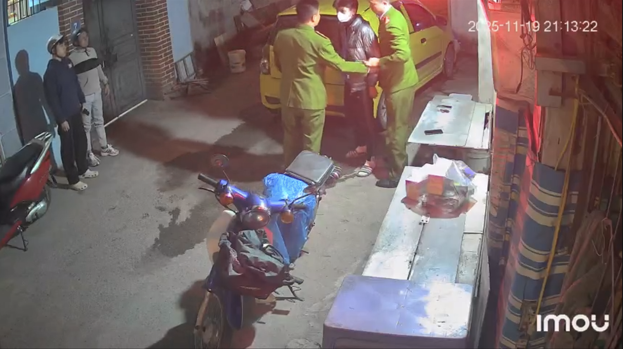 Đối tượng bị khống chế tại khu vực ng&otilde; 189 đường Cầu Diễn.