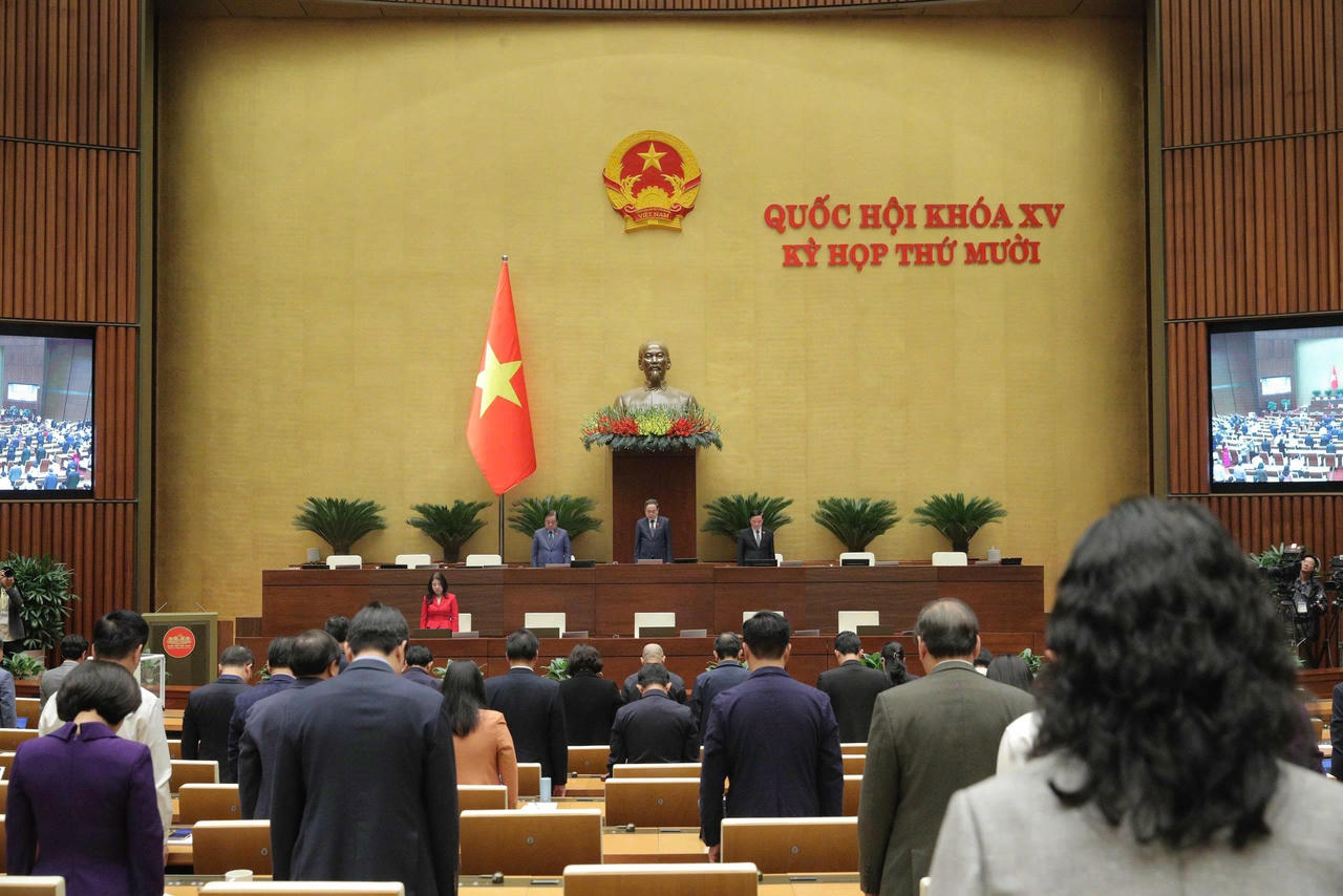 Tại buổi Lễ, Quốc hội đ&atilde; mặc niệm tưởng nhớ c&aacute;c nạn nh&acirc;n bị thiệt mạng do b&atilde;o lũ g&acirc;y ra. (Ảnh: Hồ Long)