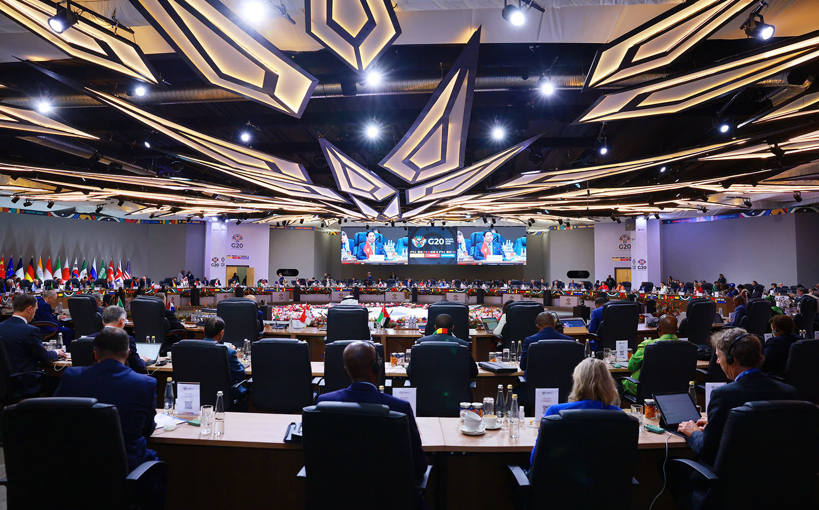 Thủ tướng c&ugrave;ng c&aacute;c nh&agrave; l&atilde;nh đạo thảo luận về những vấn đề mới nổi, c&oacute; &yacute; nghĩa chiến lược đối với sự ph&aacute;t triển của c&aacute;c quốc gia, đặc biệt l&agrave; kho&aacute;ng sản chiến lược, việc l&agrave;m bền vững, tr&iacute; tuệ nh&acirc;n tạo - Ảnh: VGP/Nhật Bắc