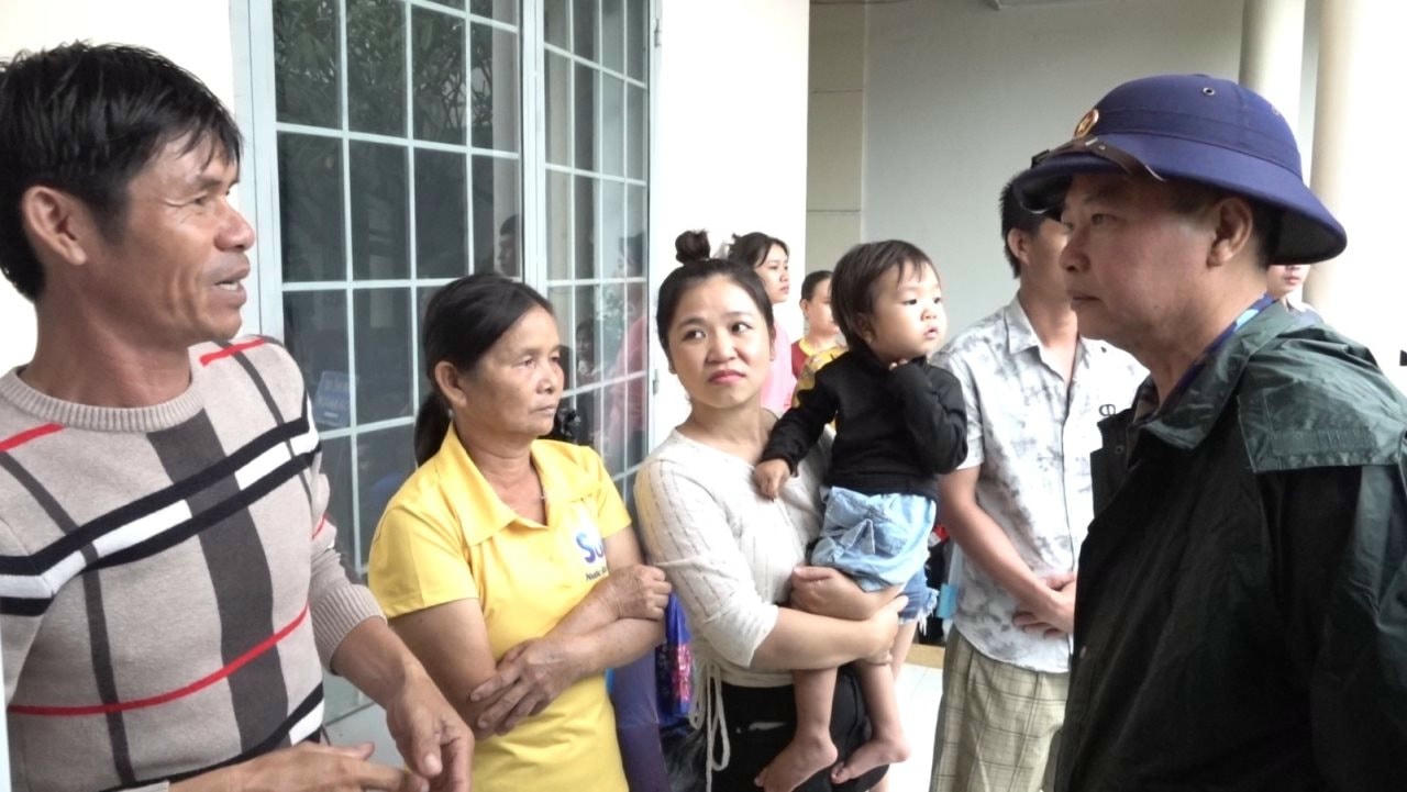 Chuẩn Đ&ocirc; đốc Nguyễn Anh Tuấn, Tư lệnh V&ugrave;ng 4 Hải qu&acirc;n thăm hỏi, động vi&ecirc;n b&agrave; con nh&acirc;n d&acirc;n x&atilde; Suối Hiệp, tỉnh Kh&aacute;nh H&ograve;a.