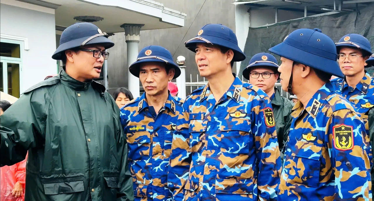 Ph&oacute; Đ&ocirc; đốc Nguyễn An Phong, Ch&iacute;nh ủy Qu&acirc;n chủng Hải qu&acirc;n đến chỉ đạo trực tiếp việc cứu hộ, cứu nạn trong lũ lụt tại Nam Trung Bộ.