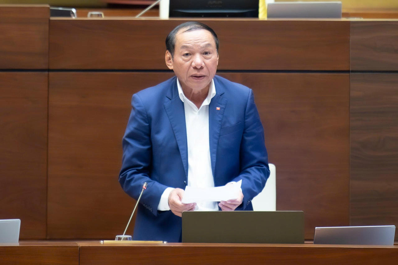 Bộ trưởng Nguyễn Văn H&ugrave;ng b&aacute;o c&aacute;o giải tr&igrave;nh, l&agrave;m r&otilde; một số vấn đề được đại biểu quan t&acirc;m.