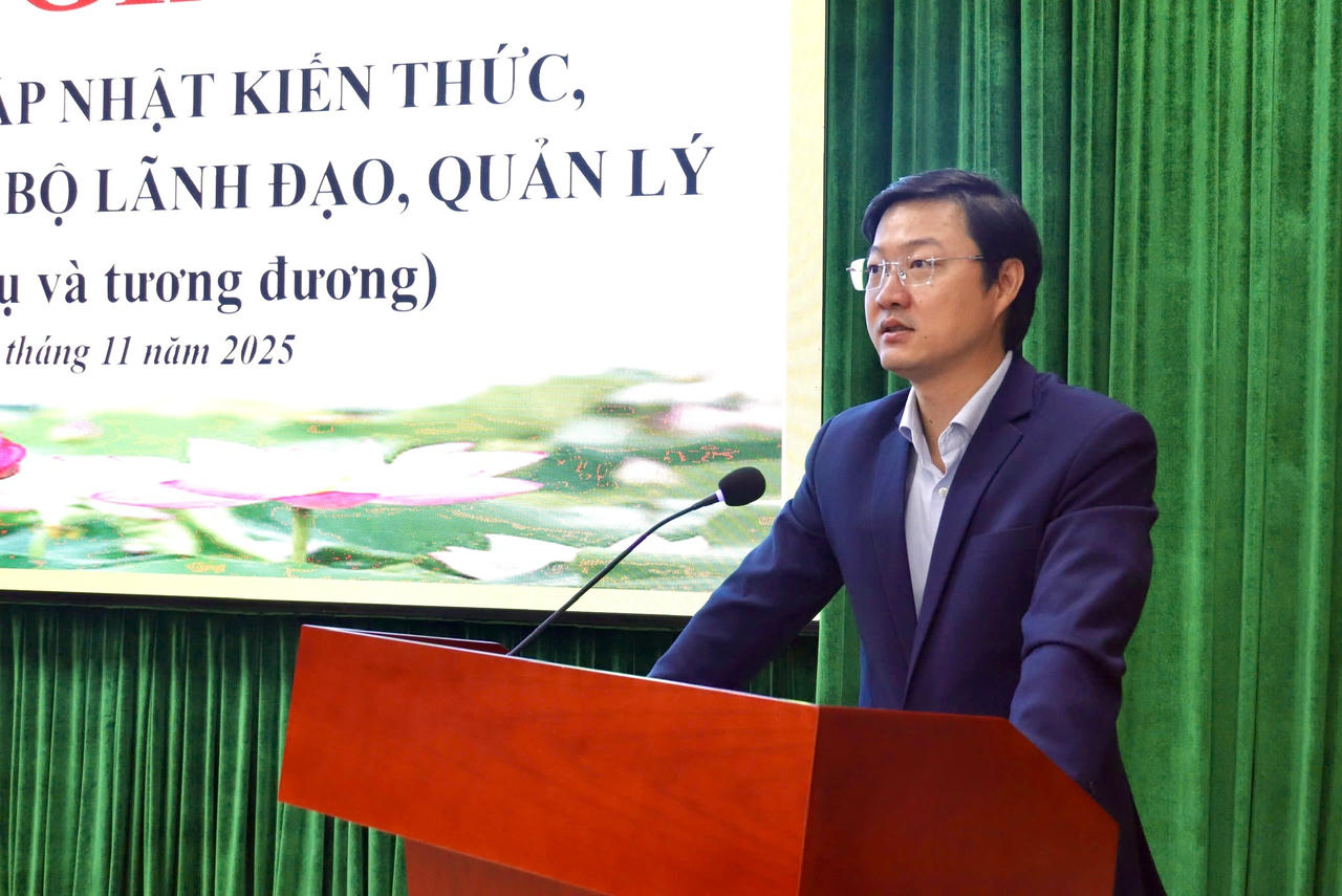 &Ocirc;ng Trần Quang Ph&uacute;, Ph&oacute; Vụ trưởng Vụ Quản l&yacute; Đ&agrave;o tạo, bồi dưỡng phát bi&ecirc;̉u.