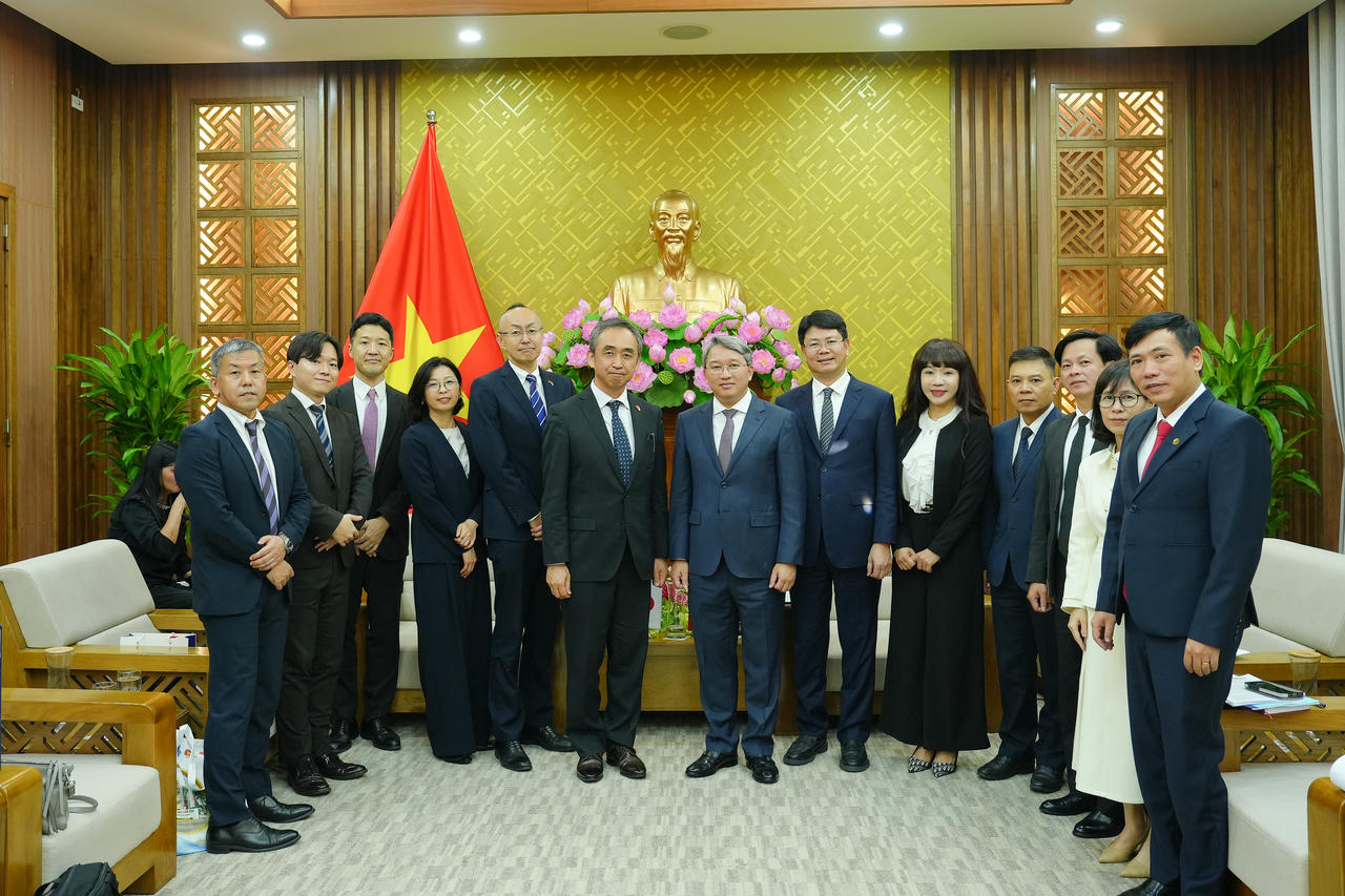 Bộ trưởng Nguyễn Hải Ninh, Thứ trưởng Nguyễn Thanh Tịnh chụp ảnh lưu niệm c&ugrave;ng&amp;amp;nbsp;Ph&oacute; Chủ tịch JICA Nhật Bản Naoki Ando v&agrave; đo&agrave;n c&ocirc;ng t&aacute;c của JICA Nhật Bản.