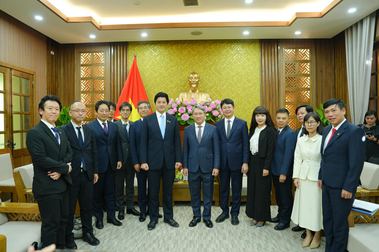 Bộ trưởng Nguyễn Hải Ninh, Thứ trưởng Nguyễn Thanh Tịnh chụp ảnh lưu niệm c&ugrave;ng&amp;amp;nbsp;Thứ trưởng Mitani Hidehiro v&agrave; Đo&agrave;n c&ocirc;ng t&aacute;c của Bộ Tư ph&aacute;p Nhật Bản.