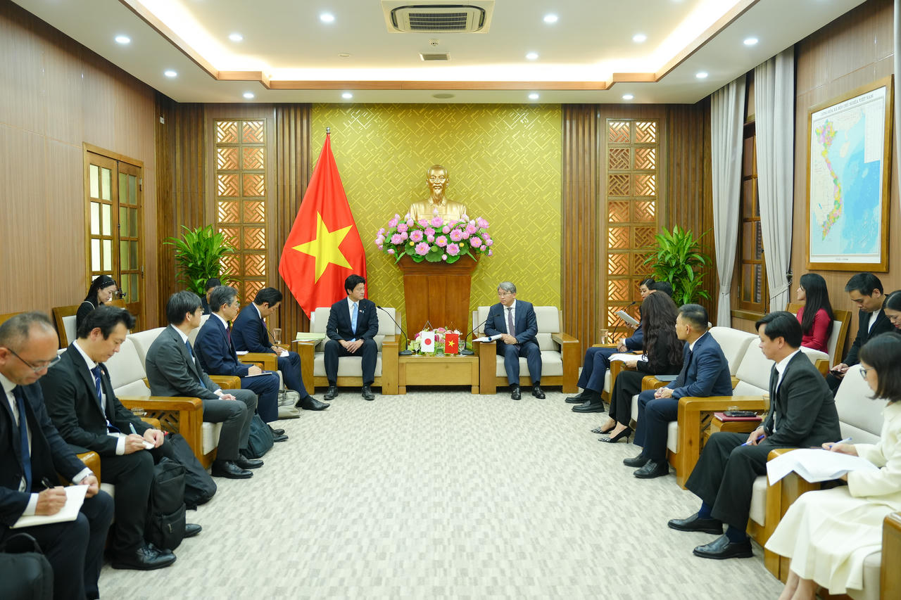 To&agrave;n cảnh buổi tiếp&amp;amp;nbsp;Thứ trưởng Mitani Hidehiro v&agrave; Đo&agrave;n c&ocirc;ng t&aacute;c của Bộ Tư ph&aacute;p Nhật Bản.