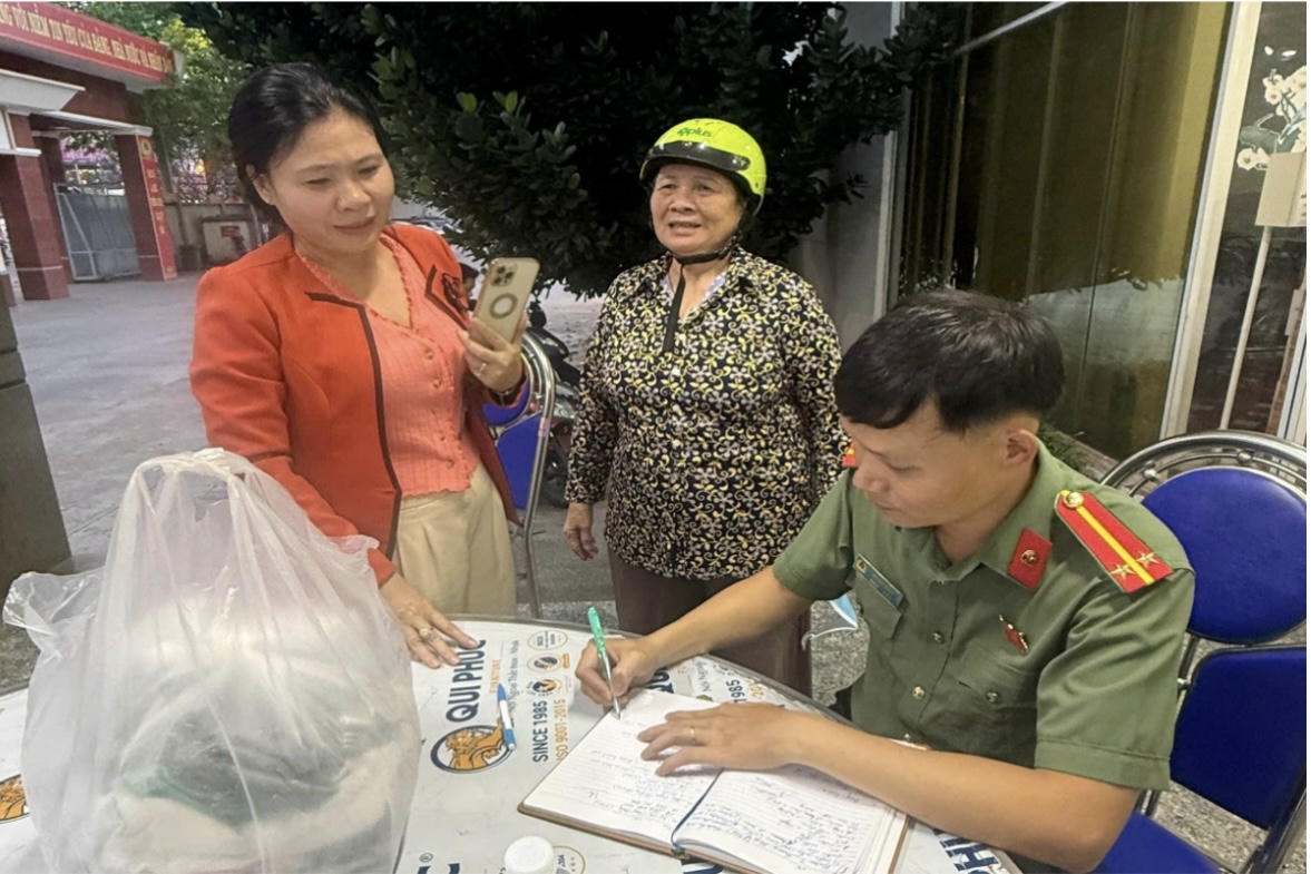 Cụ b&agrave; Nguyễn Thị Lễ (đứng giữa) c&ugrave;ng con g&aacute;i tại Tổ tiếp nhận h&agrave;ng cứu trợ C&ocirc;ng an tỉnh Đồng Nai.