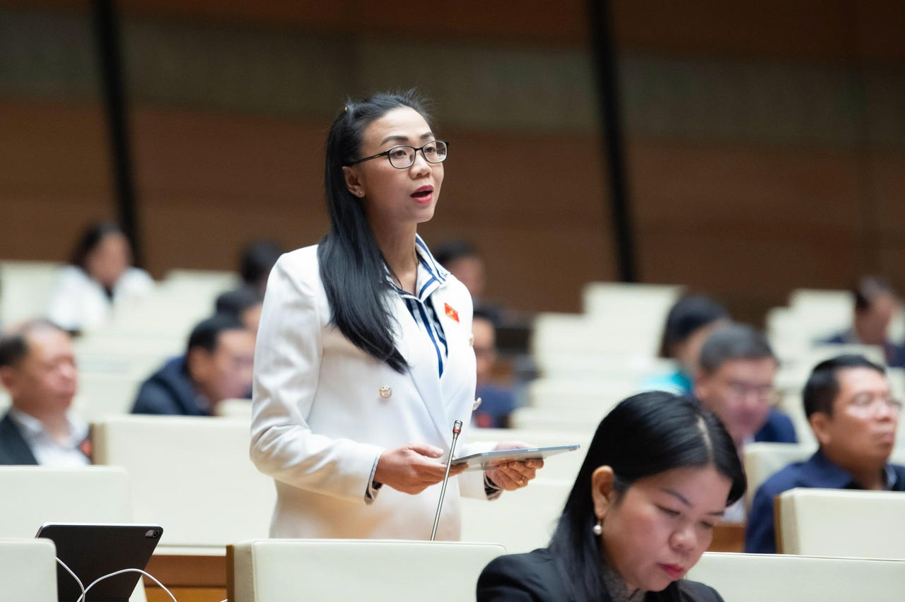 Đại biểu Trịnh Thị T&uacute; Anh.