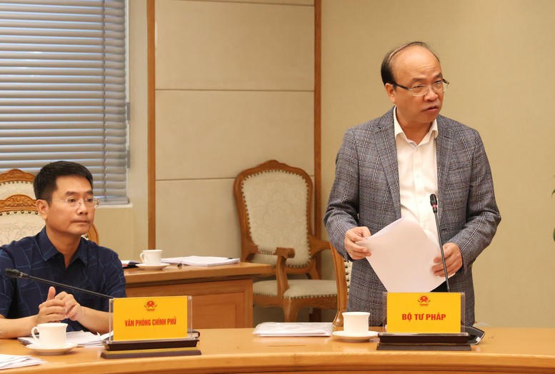 Thứ trưởng Bộ Tư ph&aacute;p Phan Ch&iacute; Hiếu b&aacute;o c&aacute;o tại cuộc họp - Ảnh: VGP/Gia Huy