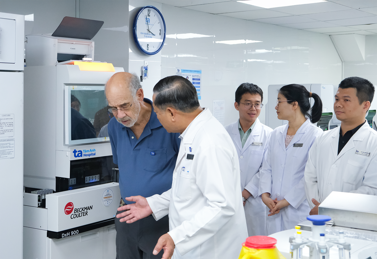 Gi&aacute;o sư Harry B. Greenberg, &ldquo;cha đẻ&rdquo; của vắc xin Rota thế hệ đầu ti&ecirc;n, Cố vấn Viện Nghi&ecirc;n cứu Vi sinh v&agrave; Chống dịch Stanford (&aacute;o xanh) thăm v&agrave; l&agrave;m việc tại Trung t&acirc;m X&eacute;t nghiệm đạt chuẩn ISO 15189:2012 tại BVĐK T&acirc;m Anh TP.HCM, th&aacute;ng 12/2023. Ảnh: BVĐK T&acirc;m Anh