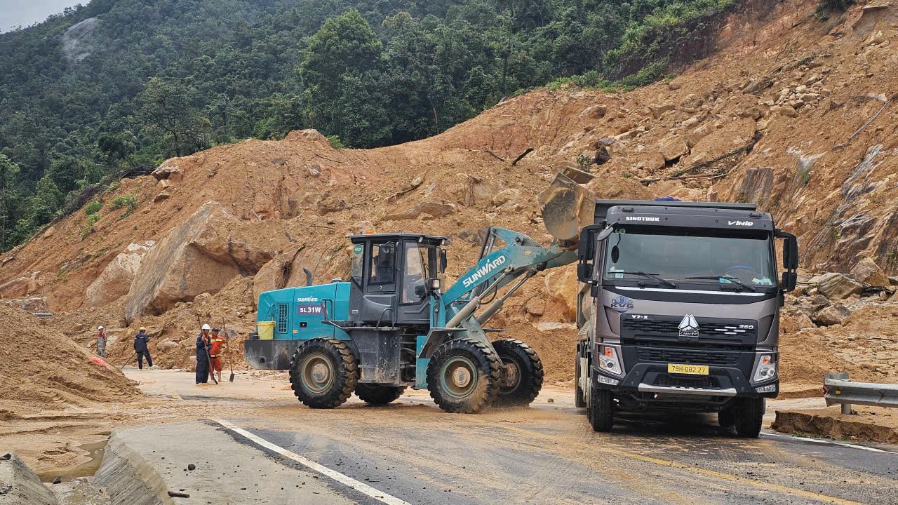 Phương tiện thi c&ocirc;ng 24/24h để  th&ocirc;ng tuyến c&aacute;c đoạn sạt lở tr&ecirc;n c&aacute;c tuyến QL qua miền Trung. (Ảnh: T.Bảy).