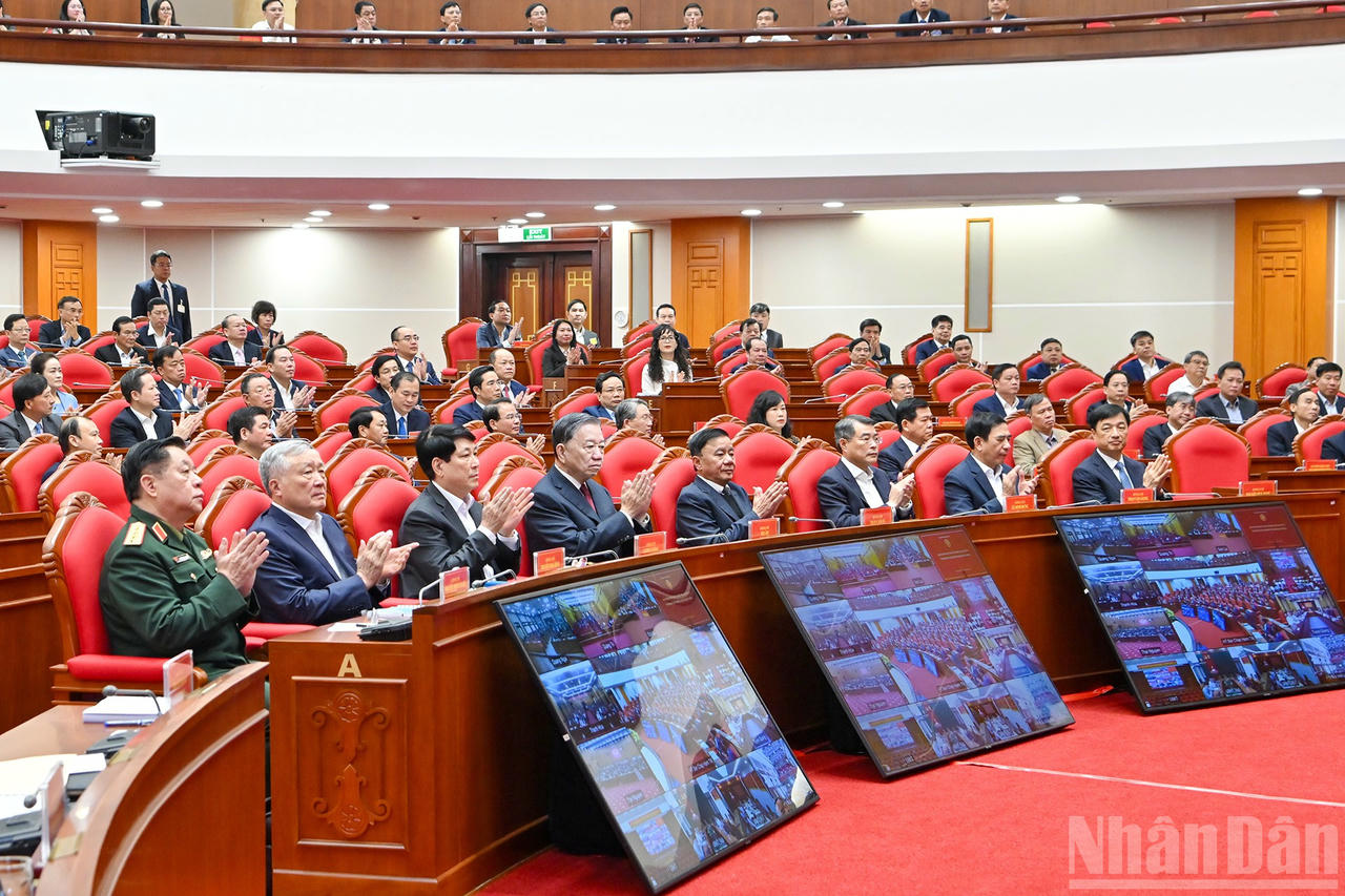Tổng B&iacute; thư T&ocirc; L&acirc;m c&ugrave;ng c&aacute;c đồng ch&iacute; l&atilde;nh đạo Đảng, Nh&agrave; nước v&agrave; đại biểu tham dự Hội nghị. Ảnh: nhandan.vn