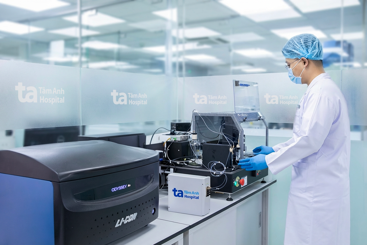 Kỹ thuật vi&ecirc;n Trung t&acirc;m X&eacute;t nghiệm, BVĐK T&acirc;m Anh vận h&agrave;nh hệ thống BioDot (Mỹ) thực hiện kỹ thuật Q-MAC gi&uacute;p t&igrave;m kh&aacute;ng thể virus vi&ecirc;m gan D, t&aacute;c nh&acirc;n c&oacute; thể g&acirc;y ung thư gan. Ảnh: BVĐK T&acirc;m Anh