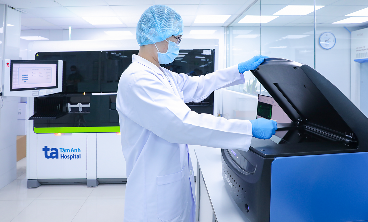 Kỹ thuật vi&ecirc;n Trung t&acirc;m X&eacute;t nghiệm thao t&aacute;c tr&ecirc;n hệ thống LI-COR Odyssey DLx (Mỹ) - thiết bị ph&acirc;n t&iacute;ch huỳnh quang kỹ thuật số h&oacute;a ứng dụng đọc kết quả trong x&eacute;t nghiệm x&aacute;c định kh&aacute;ng thể virus vi&ecirc;m gan D. Ảnh: BVĐK T&acirc;m Anh