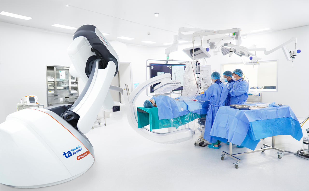 BVĐK T&acirc;m Anh trang bị hệ thống Robot Artis Pheno chụp mạch hiện đại, hỗ trợ b&aacute;c sĩ can thiệp mạch (như TACE) để tắc mạch nu&ocirc;i u gan, từ đ&oacute; gi&uacute;p giữ lại nhiều m&ocirc; gan l&agrave;nh. Ảnh: BVĐK T&acirc;m Anh