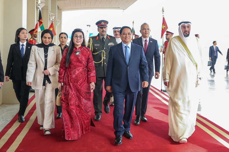 Thủ tướng Ch&iacute;nh phủ Phạm Minh Ch&iacute;nh c&ugrave;ng Phu nh&acirc;n v&agrave; Đo&agrave;n đại biểu cấp cao Việt Nam tới Kuwait, bắt đầu thăm ch&iacute;nh thức Kuwait - Ảnh: VGP/Nhật Bắc