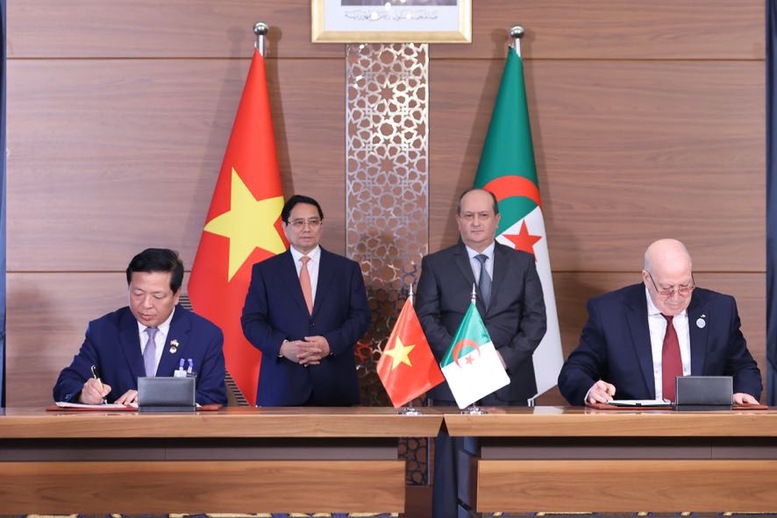 Thủ tướng Phạm Minh Ch&iacute;nh v&agrave; Thủ tướng Cộng h&ograve;a Algeria Sifi Ghrieb chứng kiến lễ k&yacute; Bi&ecirc;n bản kỳ họp lần thứ 13 Ủy ban Hỗn hợp hợp t&aacute;c kinh tế, khoa học v&agrave; kỹ thuật Việt Nam - Algeria - Ảnh: VGP/Nhật Bắc