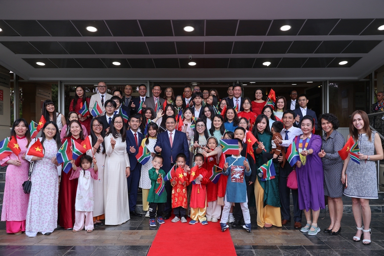 Thủ tướng Phạm Minh Ch&iacute;nh c&ugrave;ng Phu nh&acirc;n L&ecirc; Thị B&iacute;ch Tr&acirc;n v&agrave; Đo&agrave;n đại biểu cấp cao Việt Nam gặp gỡ c&aacute;n bộ, nh&acirc;n vi&ecirc;n Đại sứ qu&aacute;n v&agrave; cộng đồng người Việt Nam tại Nam Phi - Ảnh: VGP/Nhật Bắc