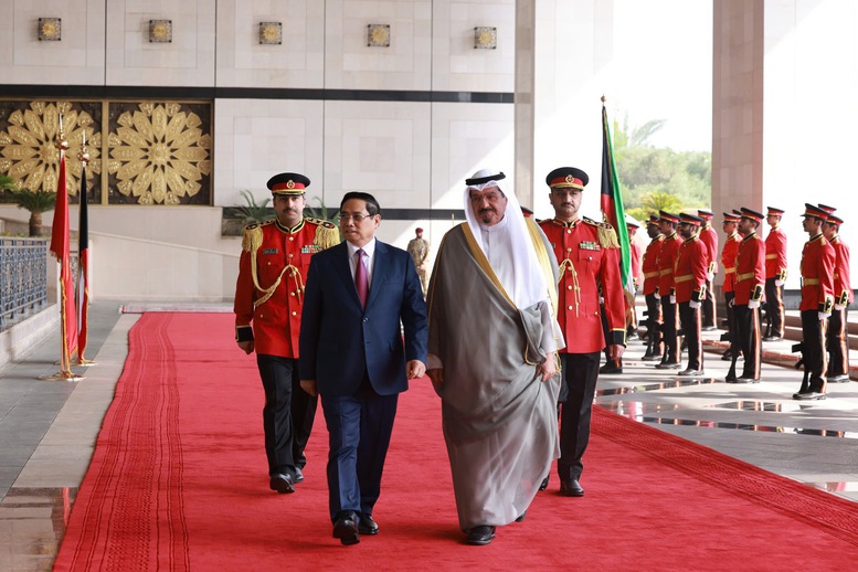 Thủ tướng Nh&agrave; nước Kuwait Sheikh Ahmad Abdullah Al-Ahmad Al Sabah chủ tr&igrave; lễ đ&oacute;n Thủ tướng Ch&iacute;nh phủ Phạm Minh Ch&iacute;nh - Ảnh: VGP/Nhật Bắc