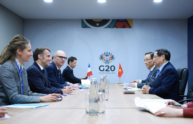 Thủ tướng Phạm Minh Ch&iacute;nh gặp Tổng thống Ph&aacute;p Emmanuel Macron - Ảnh: VGP/Nhật Bắc