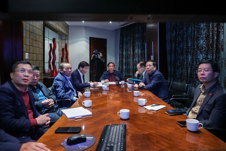 Thủ tướng chủ tr&igrave; cuộc họp khẩn trực tuyến từ Algeria v&agrave; Nam Phi kết nối với c&aacute;c điểm cầu trong nước về t&igrave;nh h&igrave;nh v&agrave; c&aacute;c giải ph&aacute;p, c&aacute;c nhiệm vụ cụ thể để ứng ph&oacute;, khắc phục hậu quả thi&ecirc;n tai - Ảnh: VGP/Nhật Bắc