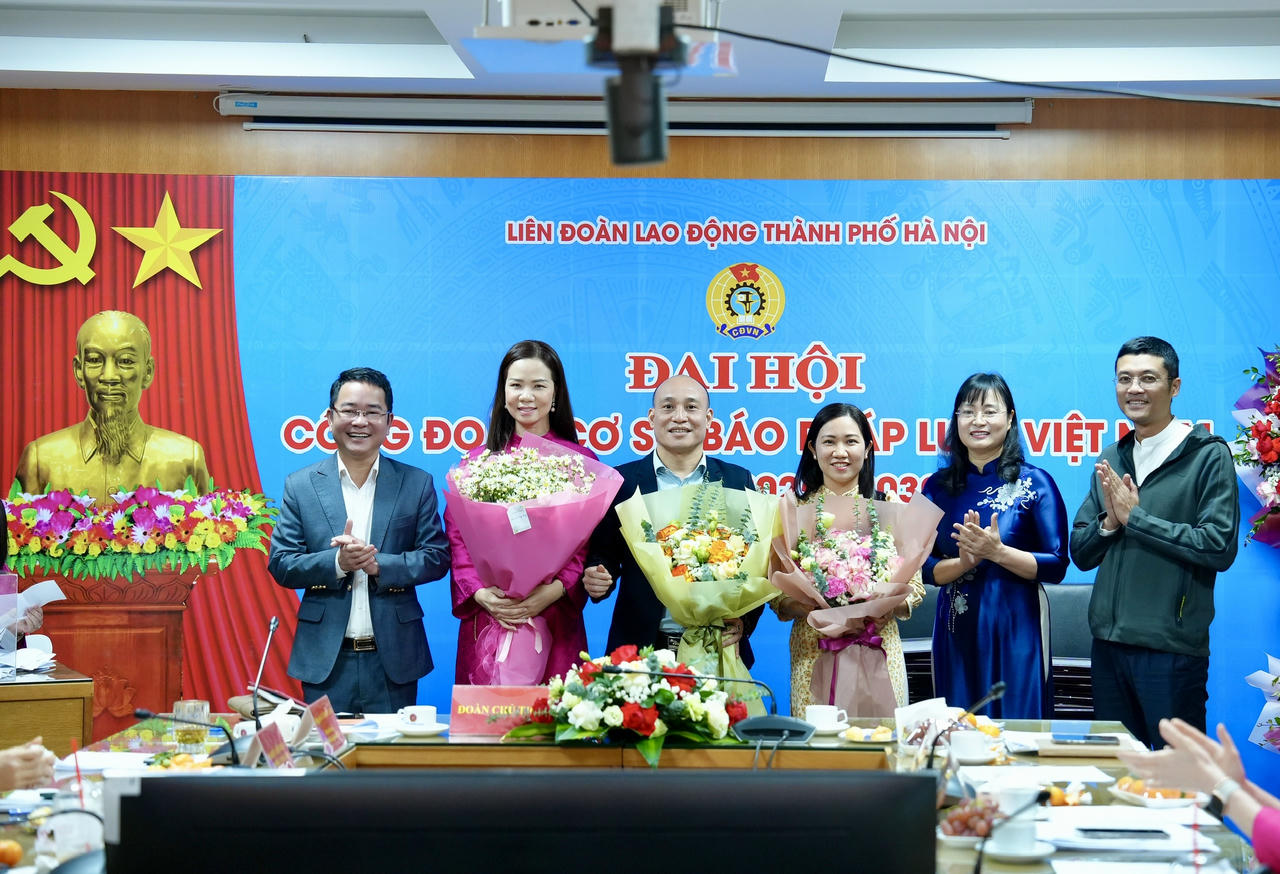 Tặng hoa tri &acirc;n các đ&ocirc;̀ng chí Ban Chấp h&agrave;nh nhiệm kỳ cũ