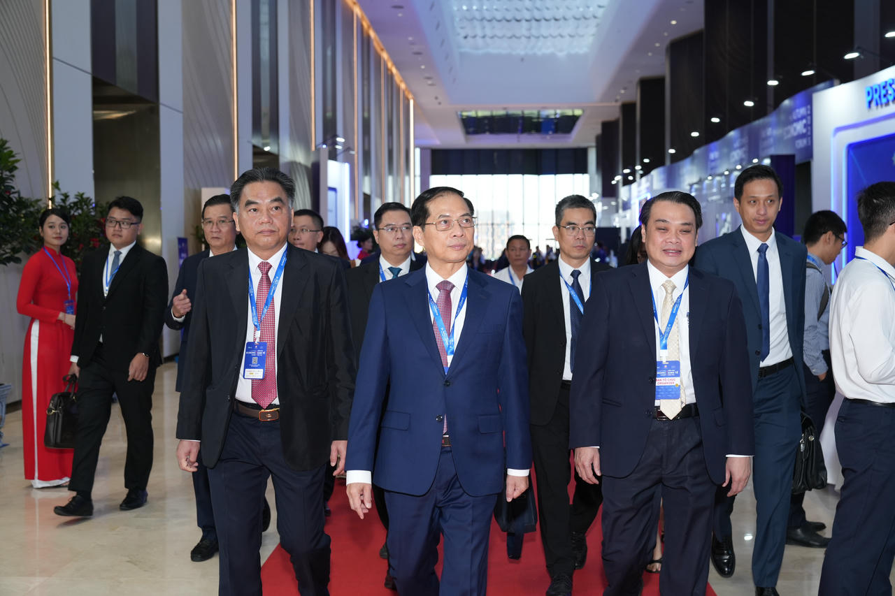 Ph&oacute; Thủ tướng B&ugrave;i Thanh Sơn c&ugrave;ng l&atilde;nh đạo TP Hồ Ch&iacute; Minh tham dự&amp;amp;nbsp;Talkshow truyền cảm hứng cho giới trẻ.