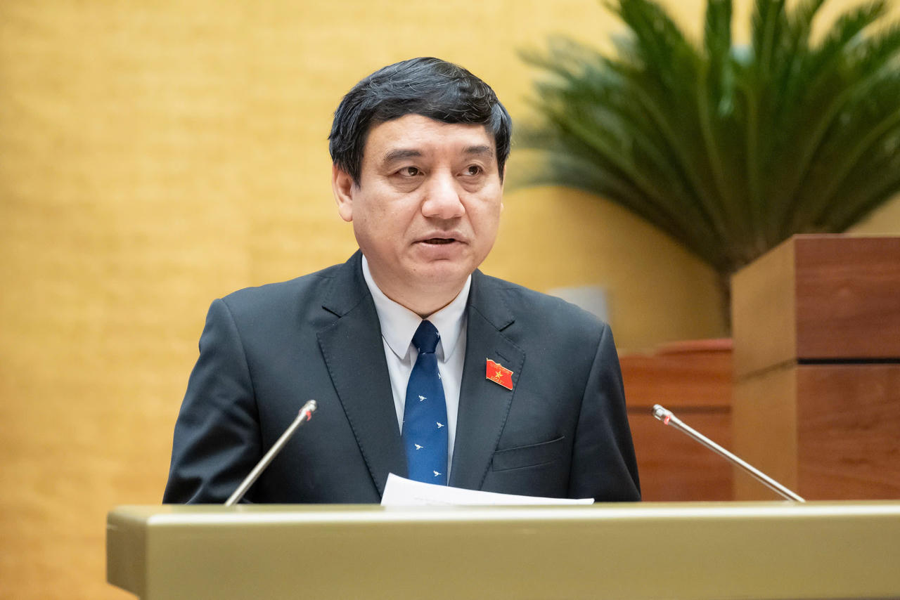 Chủ nhiệm Ủy ban Văn ho&aacute; v&agrave; X&atilde; hội của Quốc hội Nguyễn Đức Vinh tr&igrave;nh b&agrave;y b&aacute;o c&aacute;o thẩm tra.