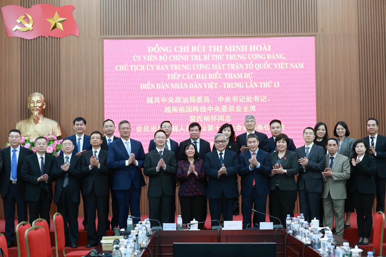 Ủy vi&ecirc;n Bộ Ch&iacute;nh trị, B&iacute; thư Trung ương Đảng, Chủ tịch UBTƯ MTTQ Việt Nam B&ugrave;i Thị Minh Ho&agrave;i v&agrave; đại biểu hai nước tại buổi gặp mặt. Ảnh: PV