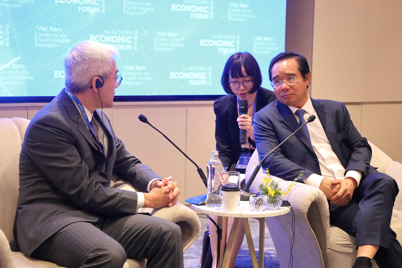 Chủ tịch UBND TP Hồ Ch&iacute; Minh Nguyễn Văn Được trao đổi c&ugrave;ng c&aacute;c kh&aacute;ch mời.