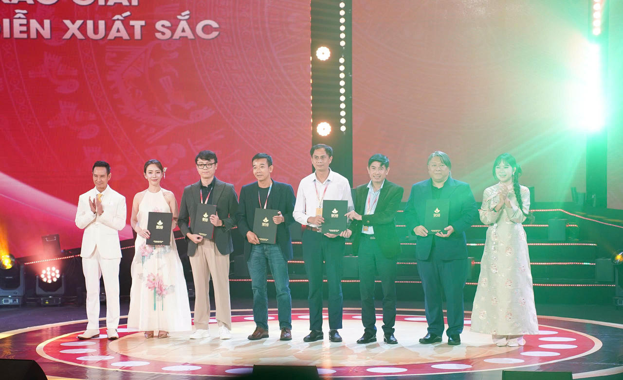Đạo diễn L&yacute; Hải trao giải d&agrave;nh cho c&aacute;c đạo diễn phim t&agrave;i liệu, phim khoa học, phim hoạt h&igrave;nh, phim điện ảnh. Ảnh: BTC
