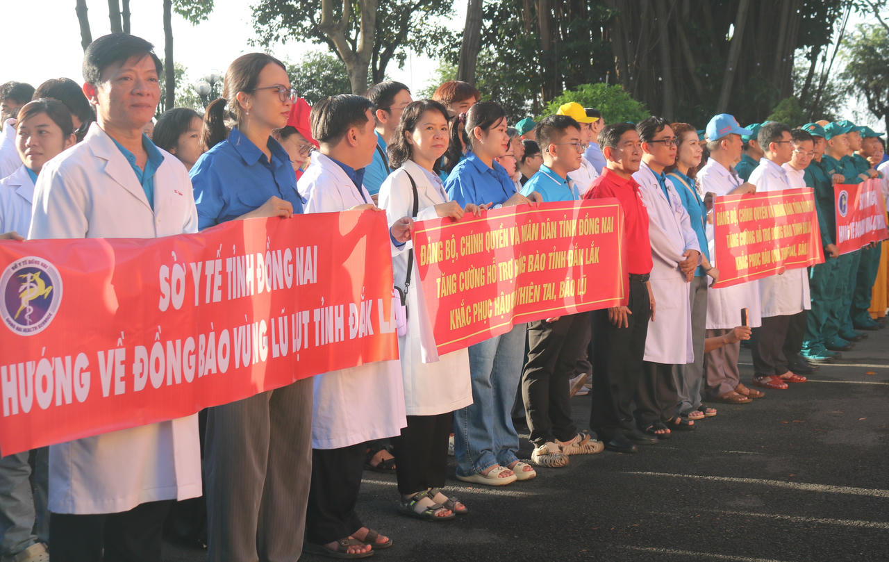 Đo&agrave;n c&ocirc;ng t&aacute;c của Đồng Nai l&ecirc;n đường chi viện Ph&uacute; Y&ecirc;n cũ.  (Ảnh: Tiến Dũng)