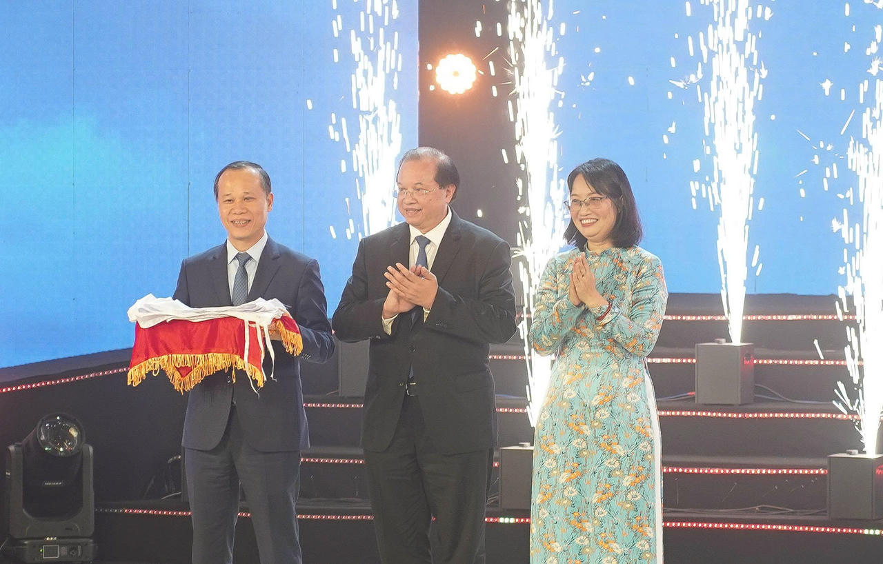 Lễ trao cờ cho đại diện tỉnh Bắc Ninh - đơn vị đăng cai Li&ecirc;n hoan phim Việt Nam lần thứ XXV- Ảnh: BTC