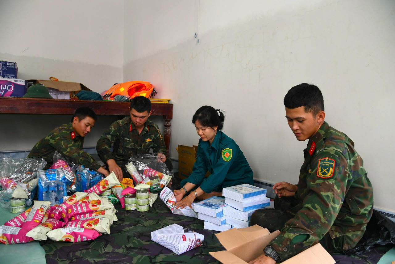 Chiến sĩ Sư đo&agrave;n 2 c&ugrave;ng d&acirc;n qu&acirc;n x&atilde; Tuy An Đ&ocirc;ng, người g&oacute;i b&aacute;nh kẹo, người xếp vở, b&uacute;t&hellip;