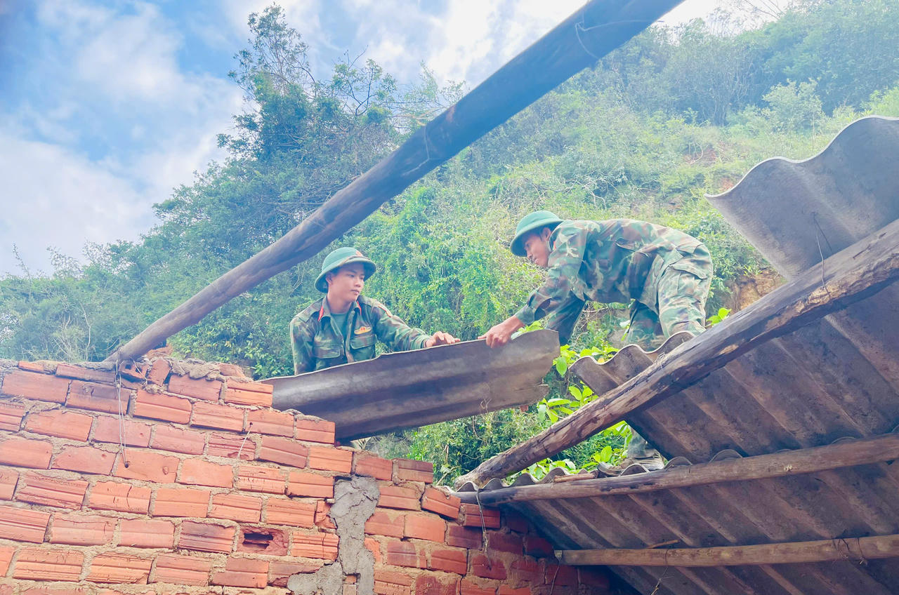 C&aacute;n bộ, chiến sĩ Trung đo&agrave;n 95 ki&ecirc;n tr&igrave; b&aacute;m địa b&agrave;n, thực hiện phương ch&acirc;m &ldquo;khi n&agrave;o cuộc sống b&agrave; con ổn định, bộ đội mới rời đi&rdquo;.