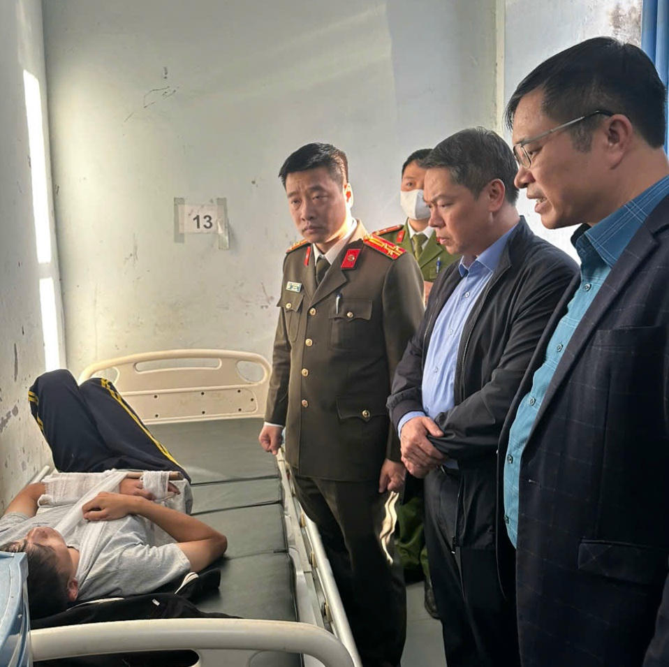 &Ocirc;ng Đo&agrave;n Thanh Sơn, Ph&oacute; Chủ tịch UBND tỉnh Lạng Sơn; &ocirc;ng Dương C&ocirc;ng Vĩ, Ph&oacute; Trưởng Ban An to&agrave;n giao th&ocirc;ng tỉnh Lạng Sơn; Thượng t&aacute; Vũ Thanh T&ugrave;ng, Gi&aacute;m đốc C&ocirc;ng an tỉnh Lạng Sơn c&oacute; mặt sớm tại hiện trường vụ tai nạn, đồng thời đến thăm hỏi, động vi&ecirc;n c&aacute;c gia đ&igrave;nh nạn nh&acirc;n..