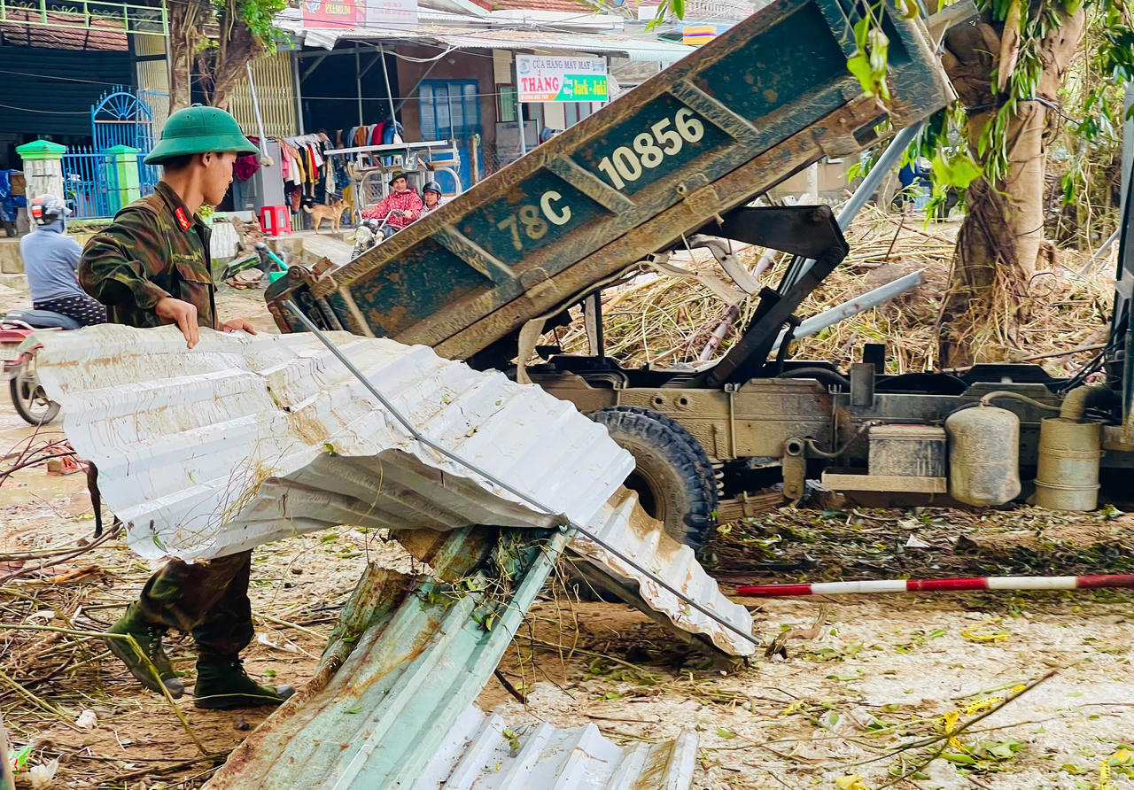Tại c&aacute;c tuyến đường li&ecirc;n th&ocirc;n ở x&atilde; Tuy An Đ&ocirc;ng, bộ đội l&agrave;m việc kh&ocirc;ng ngơi tay.
