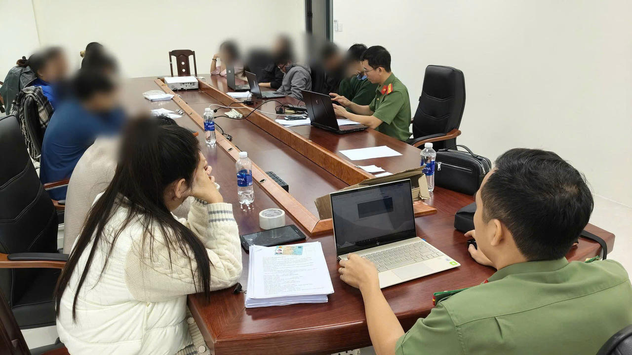 C&ocirc;ng an lấy lời khai nhiều nghi phạm trong đường d&acirc;y lừa đảo tiền m&atilde; h&oacute;a