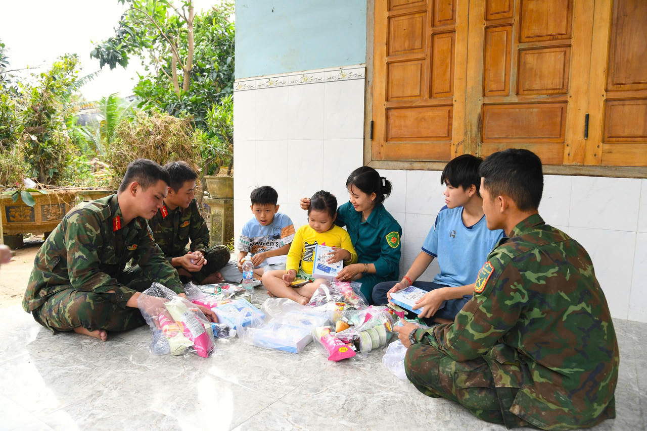 Nhận những m&oacute;n qu&agrave; từ c&aacute;c ch&uacute; bộ đội, anh em Thi&ecirc;n - Tr&acirc;m hứa sẽ chăm ngoan học giỏi.