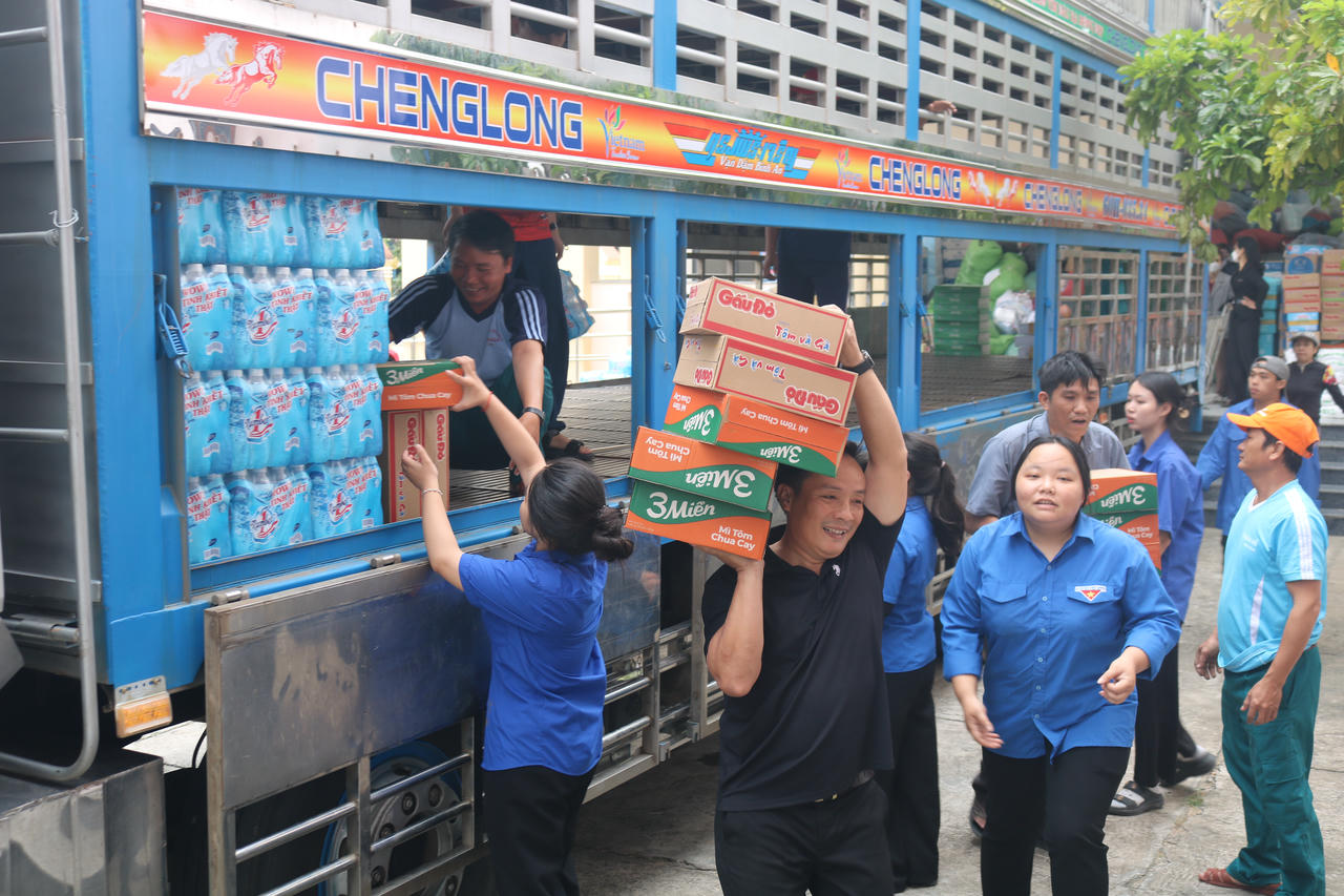 &amp;amp;nbsp;H&agrave;ng cứu trợ&amp;amp;nbsp; người d&acirc;n v&ugrave;ng lũ của B&aacute;o Ph&aacute;p luật Việt Nam được tập kết tại trụ sở UBND phường Ph&uacute; Y&ecirc;n.