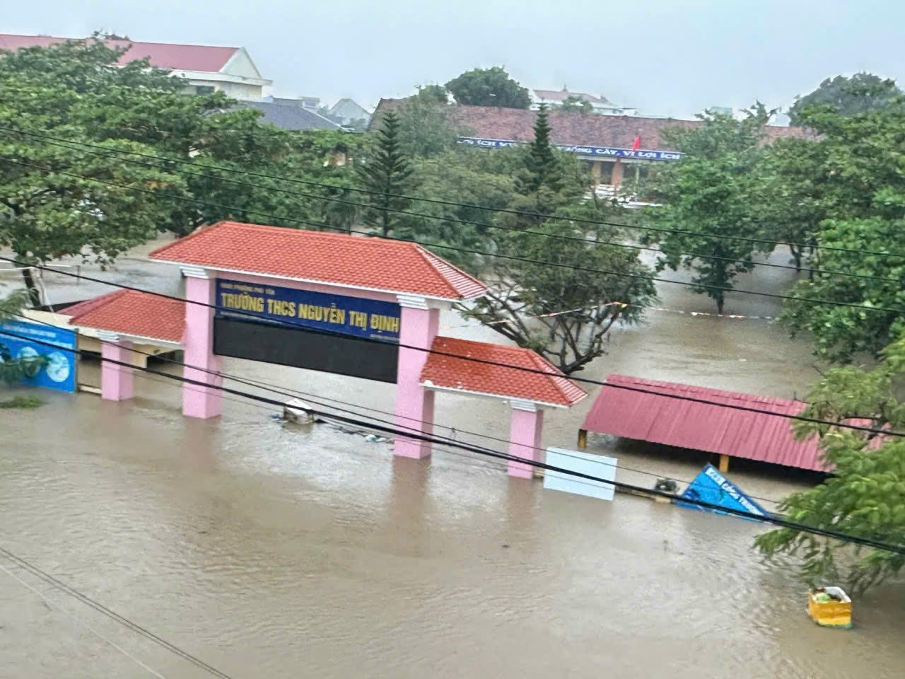 Nhiều khu vực của phường Ph&uacute; Y&ecirc;n bị ngập s&acirc;u khi lũ đi qua.