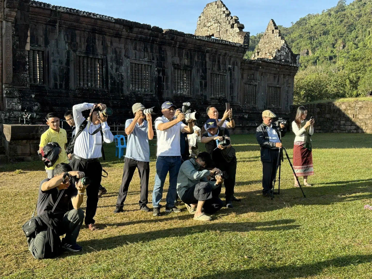 C&aacute;c nhiếp ảnh gia t&aacute;c nghiệp tại đền Wat Phou