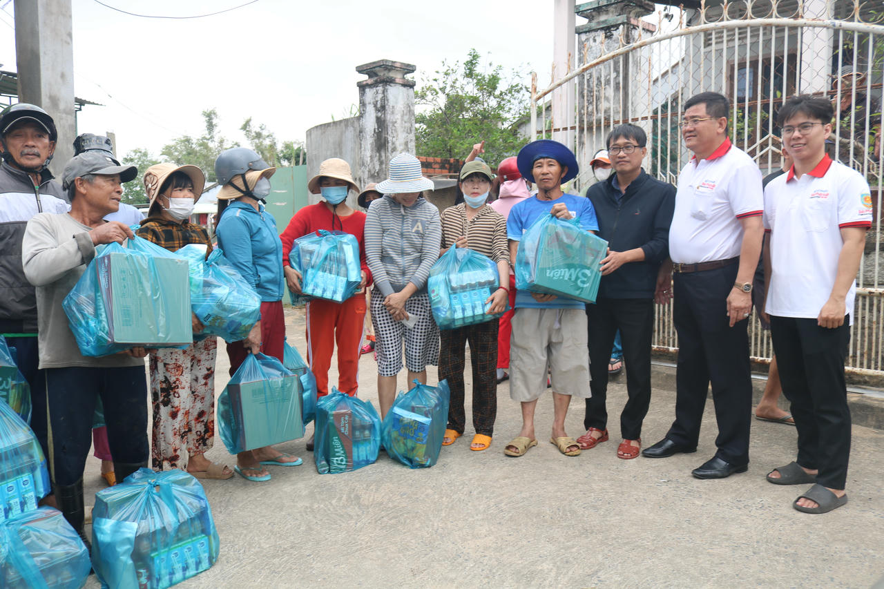 &amp;amp;nbsp;&Ocirc;ng Trần Xu&acirc;n T&uacute;c &ndash; B&iacute; thư Đảng ủy phường Ph&uacute; Y&ecirc;n (thứ 3 t&iacute;nh từ b&ecirc;n phải sang) c&ugrave;ng với đại diện B&aacute;o Ph&aacute;p luật Việt Nam trao qu&agrave; cho người d&acirc;n bị lụt.